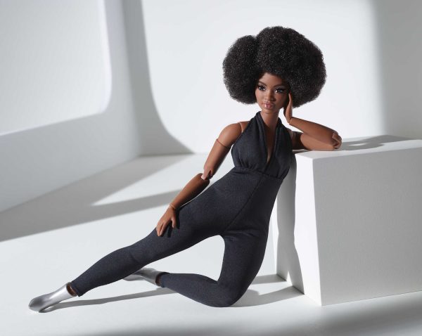 Barbie Signature Posable Barbie Looks Doll (Curvy, Brunette)