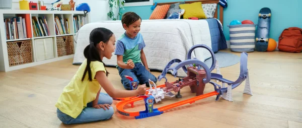 Hot Wheels Racerverse Spider-Man’S Web-Slinging Speedway Track Set With 2 Hot Wheels Racers